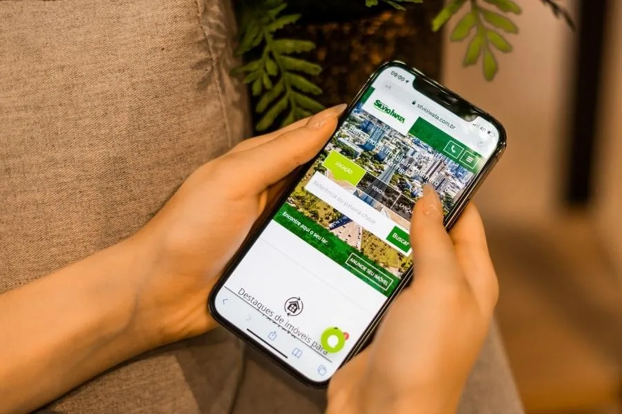Celular exibe tela de aluguel em Maringá do site Silvio Iwata