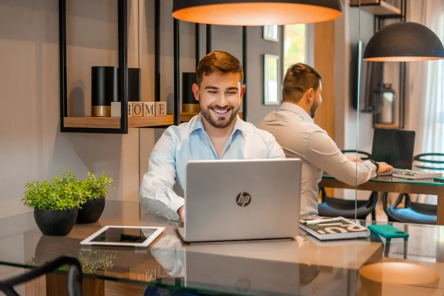 homem usando o notebook para entender como vender uma casa com auxílio de uma imobiliária