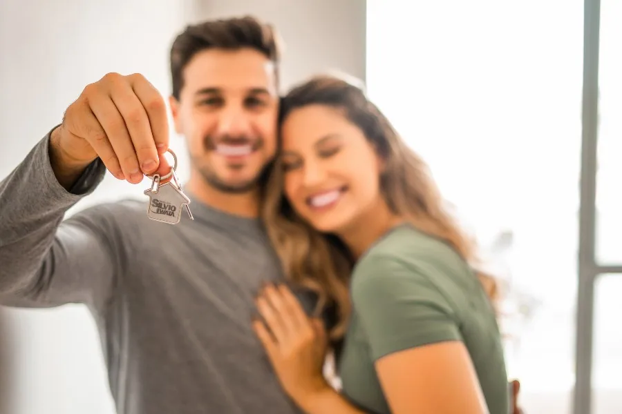 Casal feliz após assinar contrato de compra e venda de imóveis