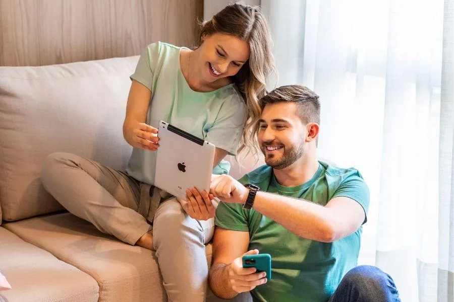 Casal analisa anúncio com dicas de vendas em mente