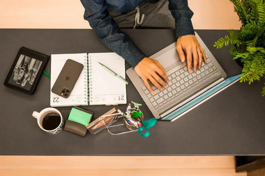 Pessoa usa computador em mesa de escritório simbolizando direitos do inquilino