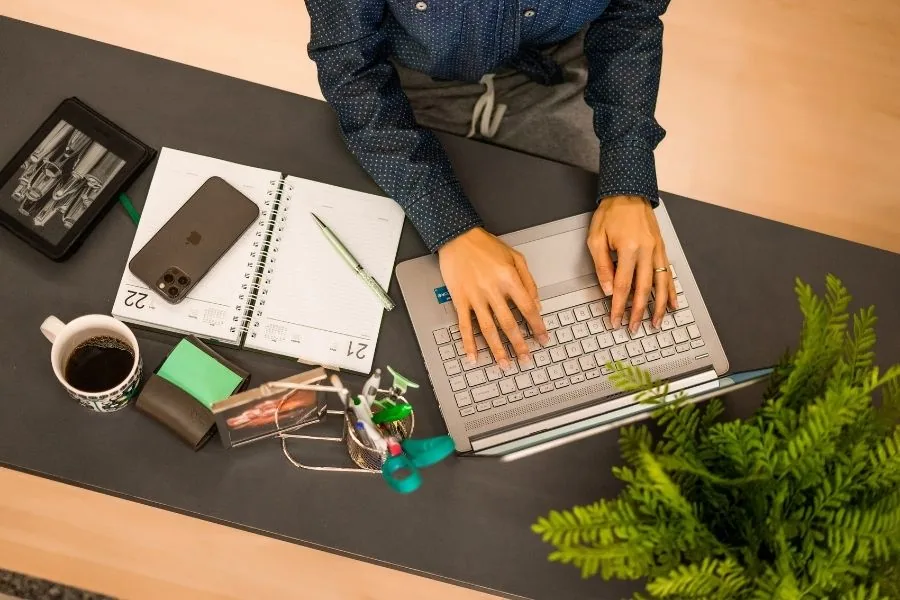 Pessoa usa laptop para fazer pesquisa sobre direitos do locador