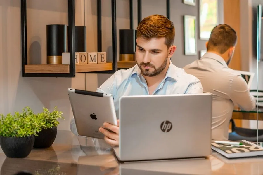 Homem analisa, em computador, escritura e registro de imóvel