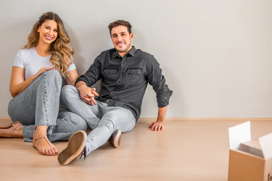 Casal feliz pois investiu em uma multipropriedade para passar férias em Maringá