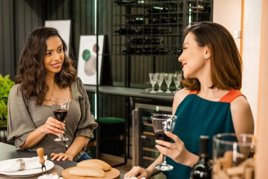 Duas mulheres celebram Duas mulheres analisam permuta de imóveis