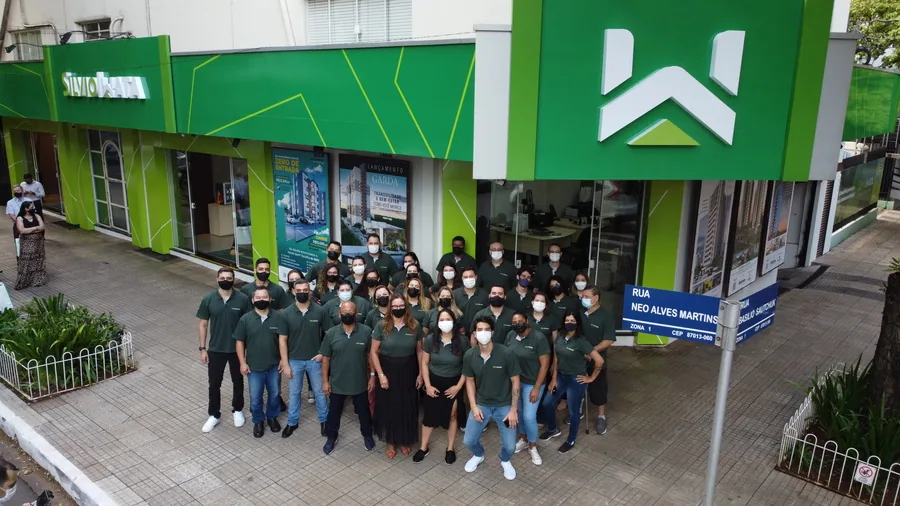Funcionários da Silvio Iwata comemorando o selo GPTW da imobiliária Silvio Iwata
