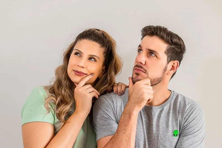 Casal reflete se vale a pena vender um imóvel financiado